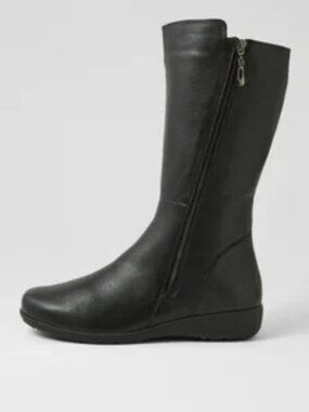 Andrea Women's Booties with Gold Zipper Size 6 Black .